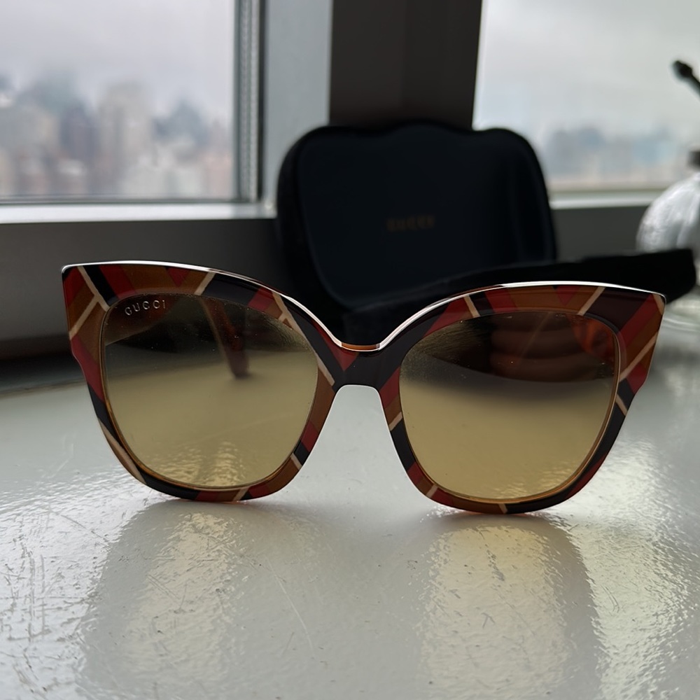 Authentic Gucci sunglasses in great shape! Includes the original case - Picture 6 of 10